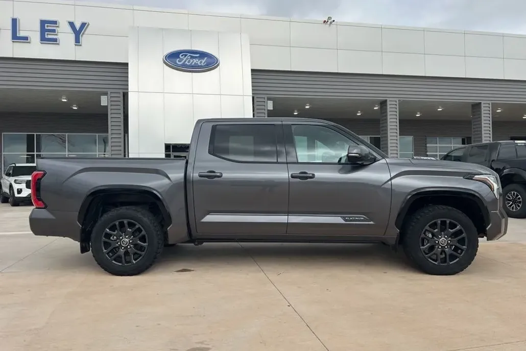2023 Toyota Tundra Platinum photo 1