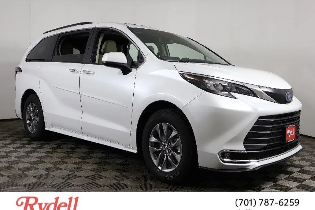 2024 Toyota Sienna XLE photo 1