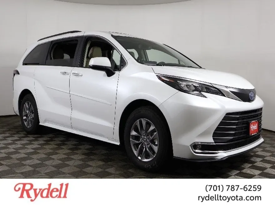 2024 Toyota Sienna XLE photo 1