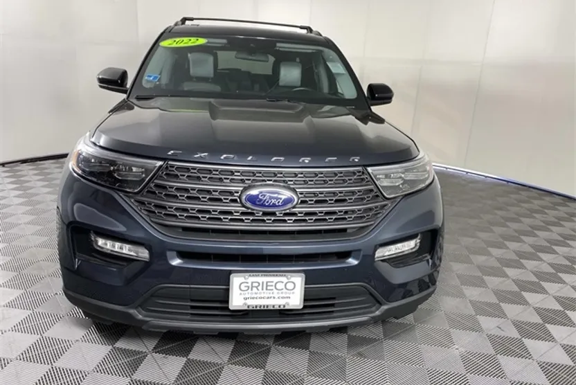 2022 Ford Explorer XLT photo 1
