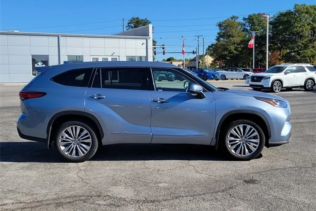 2023 Toyota Highlander L photo 1