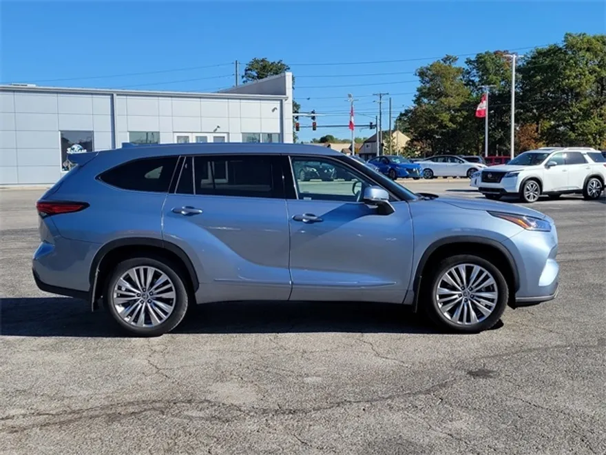 2023 Toyota Highlander L photo 1