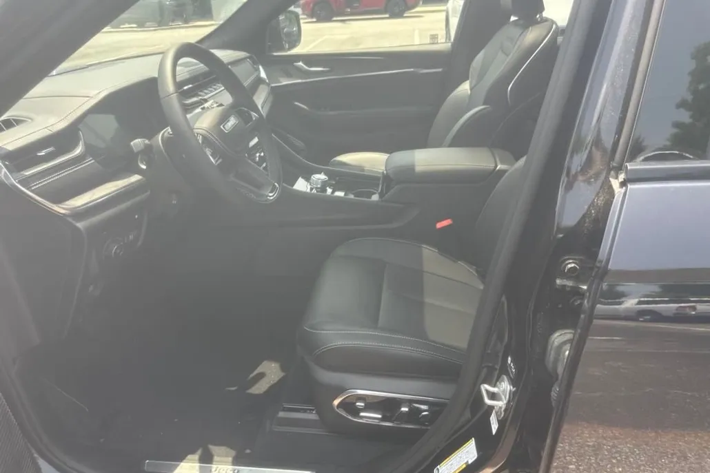 2024 Jeep Grand Cherokee Overland 4xe photo 1
