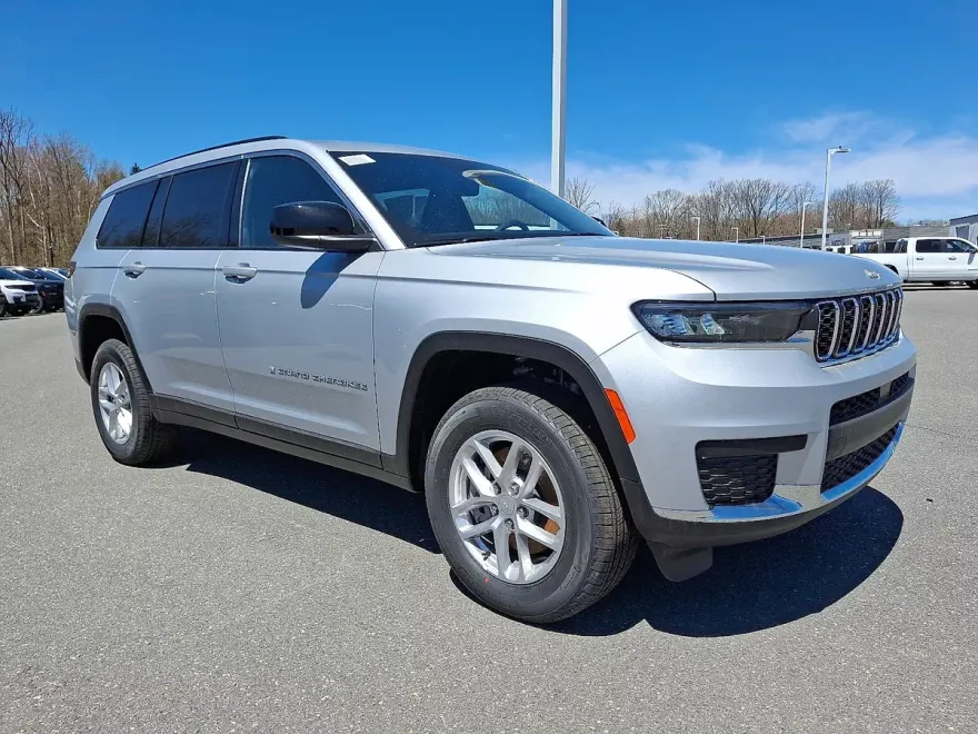 2025 Jeep Grand Cherokee Laredo photo 1