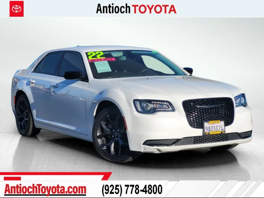 2022 Chrysler 300 Touring photo 1