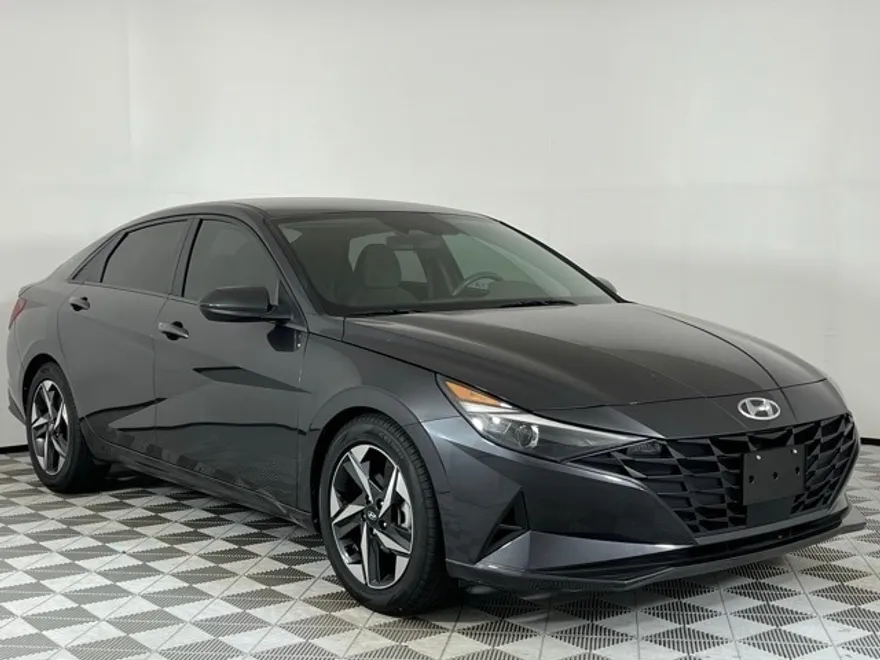 2023 Hyundai Elantra SEL photo 1