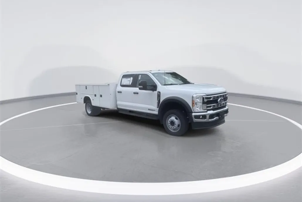 2024 Ford F-550 photo 1