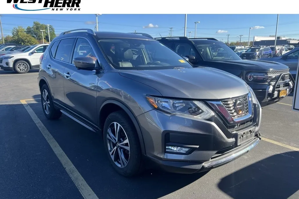 2019 Nissan Rogue SV photo 1