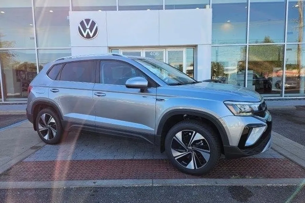 2024 Volkswagen Taos SE photo 1