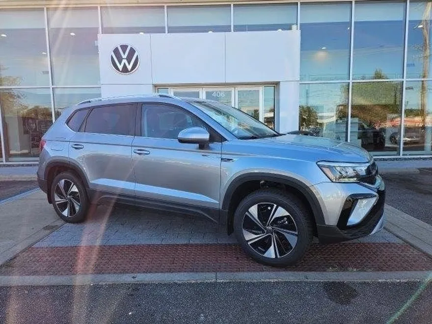 2024 Volkswagen Taos SE photo 1