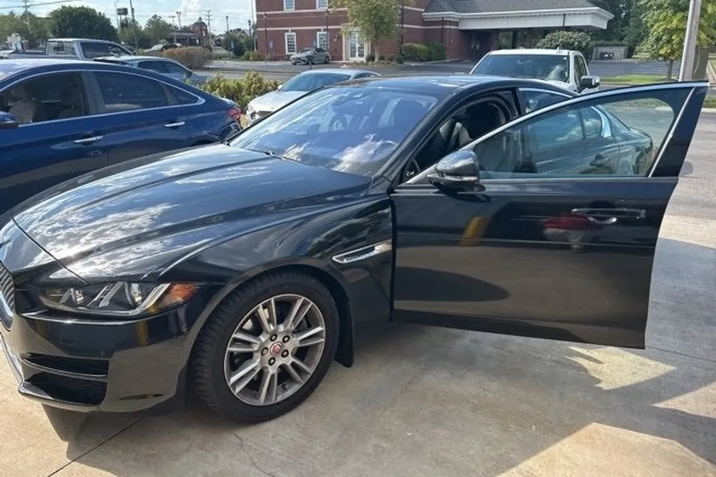 2017 Jaguar XE Premium photo 1