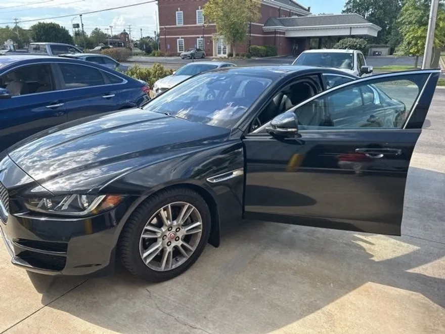 2017 Jaguar XE Premium photo 1