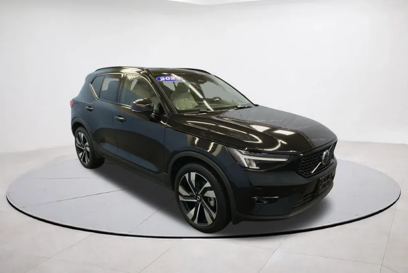 2023 Volvo XC40 Plus photo 1