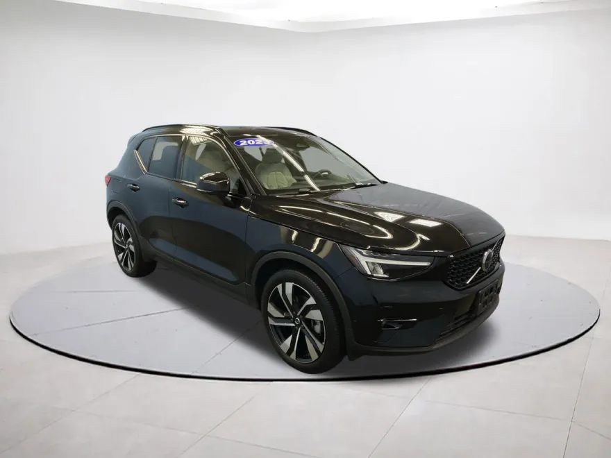 2023 Volvo XC40 Plus photo 1