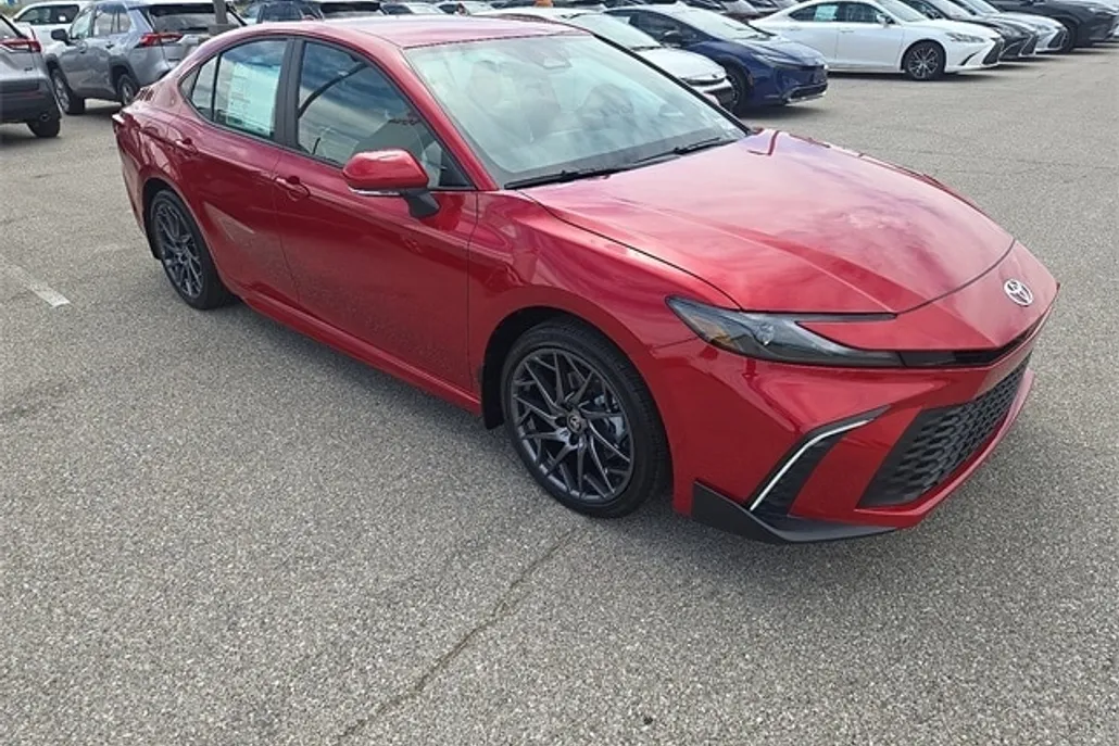 2025 Toyota Camry SE photo 1