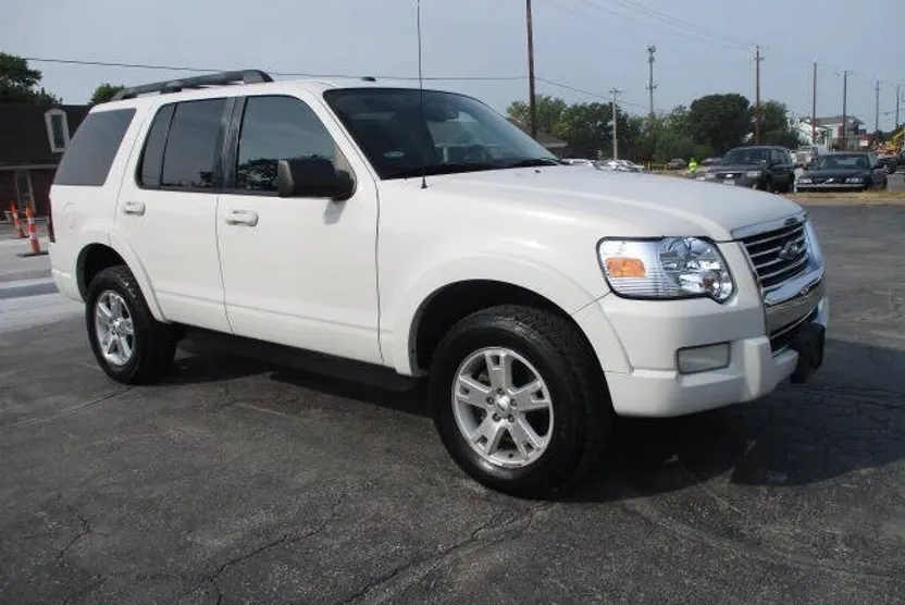 2010 Ford Explorer XLT photo 1