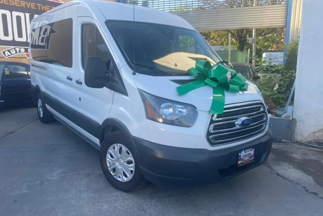 2017 Ford Transit XLT photo 1