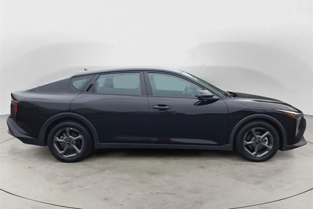 2025 Kia K4 LXS photo 1