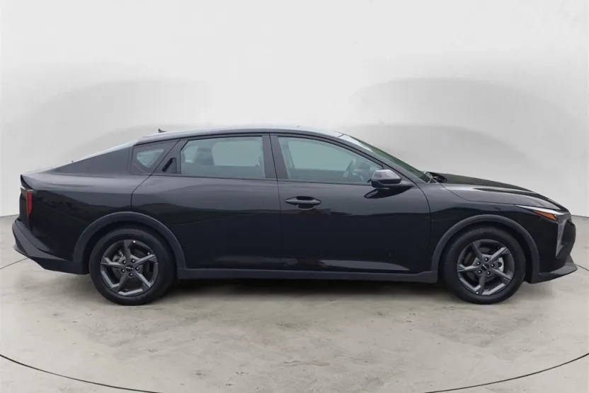 2025 Kia K4 LXS photo 1