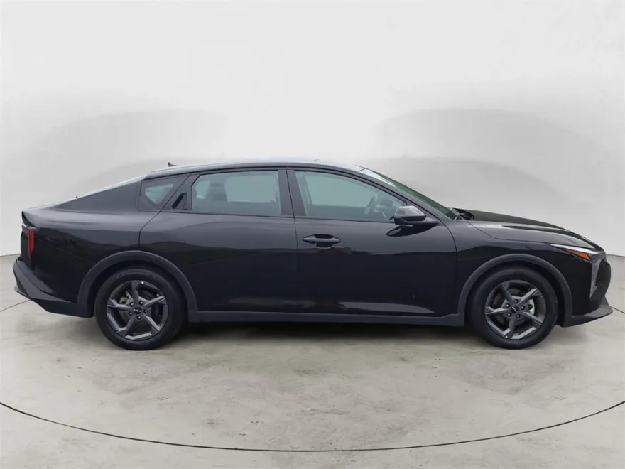 2025 Kia K4 LXS photo 1