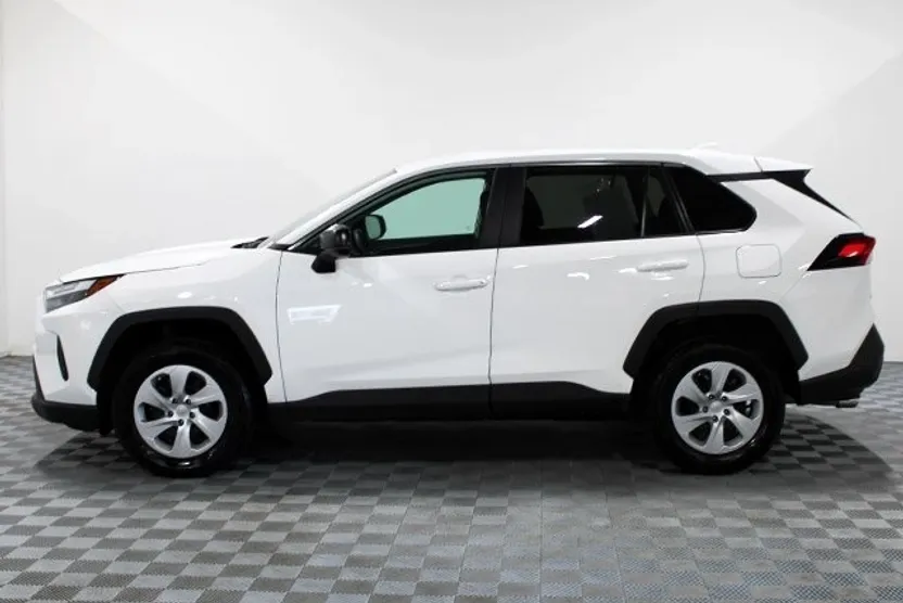 2024 Toyota RAV4 LE photo 1