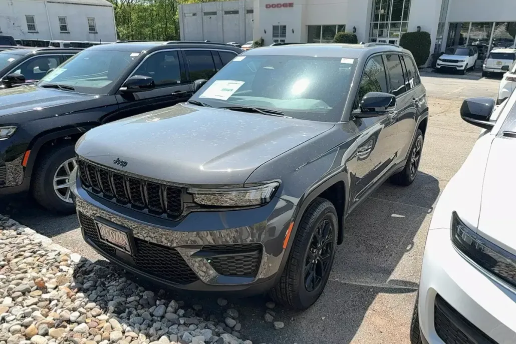 2025 Jeep Grand Cherokee Altitude photo 1