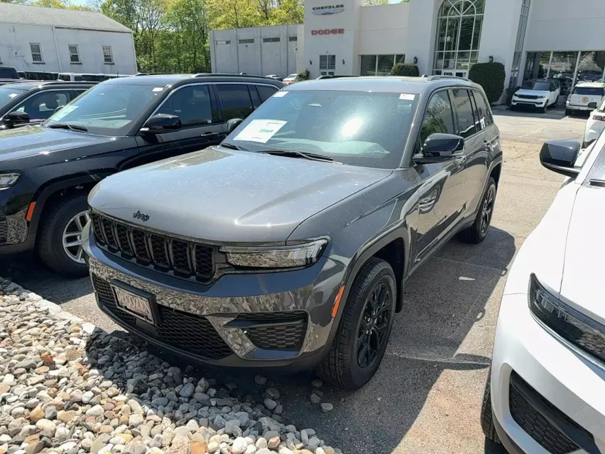 2025 Jeep Grand Cherokee Altitude photo 1