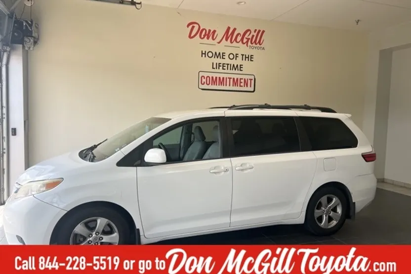 2015 Toyota Sienna L photo 1