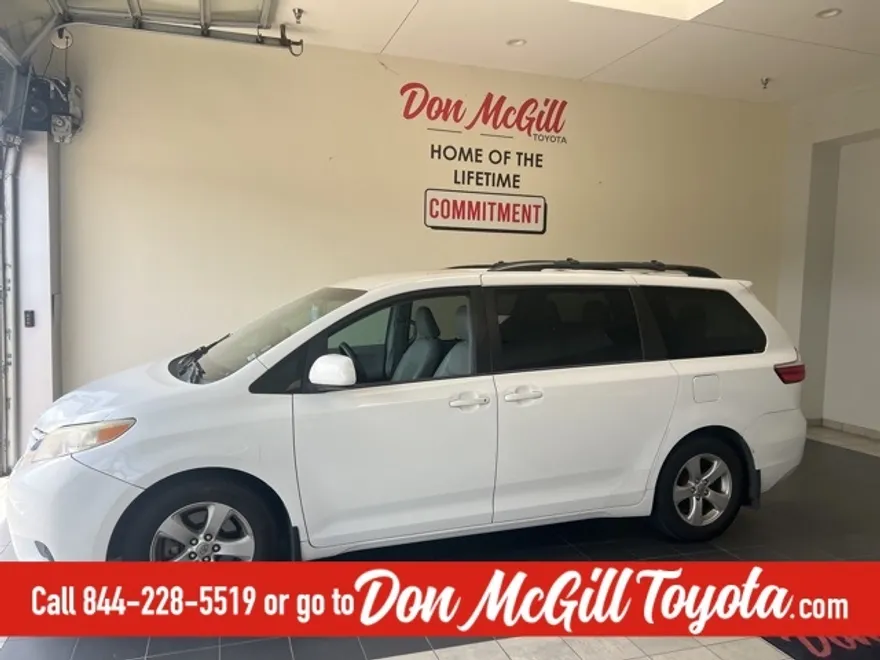 2015 Toyota Sienna L photo 1