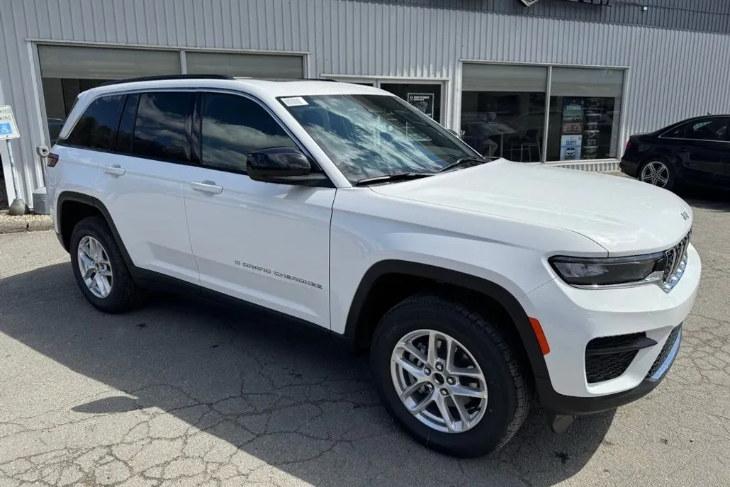 2025 Jeep Grand Cherokee Laredo photo 1