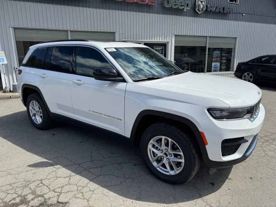 2025 Jeep Grand Cherokee Laredo photo 1