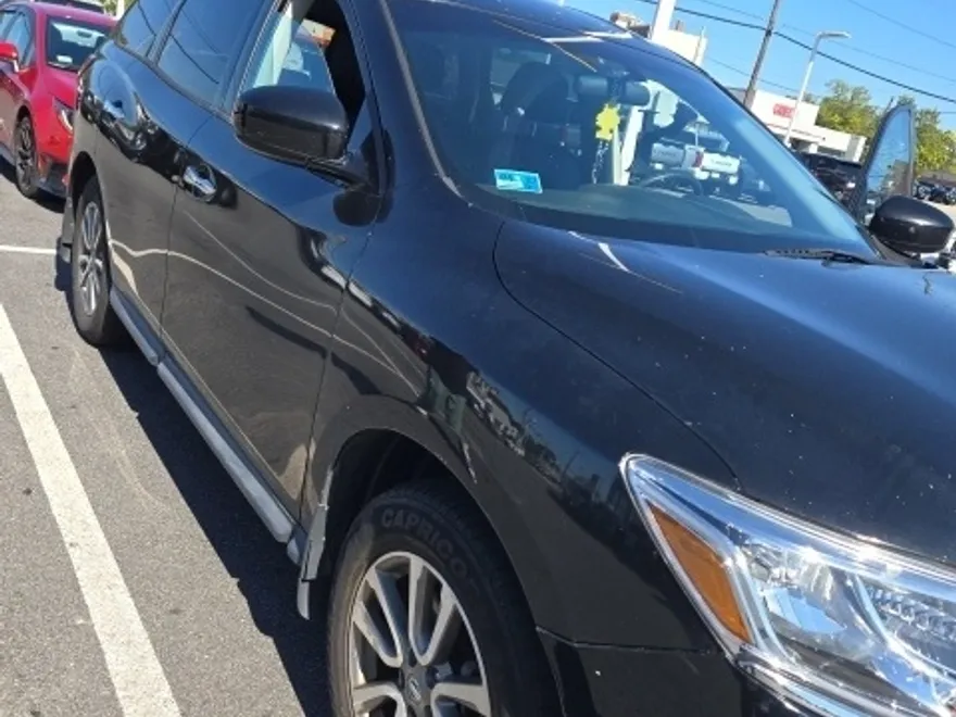 2013 Nissan Pathfinder S photo 1