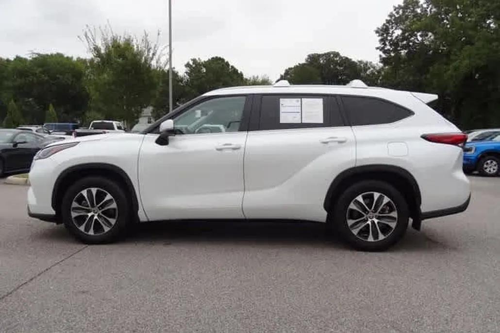 2023 Toyota Highlander XLE photo 1