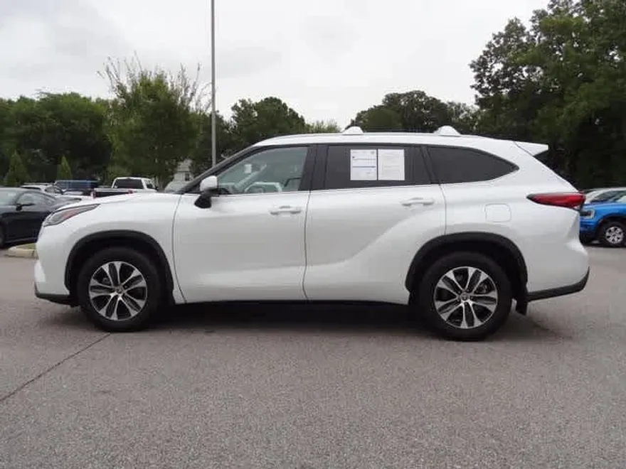 2023 Toyota Highlander XLE photo 1