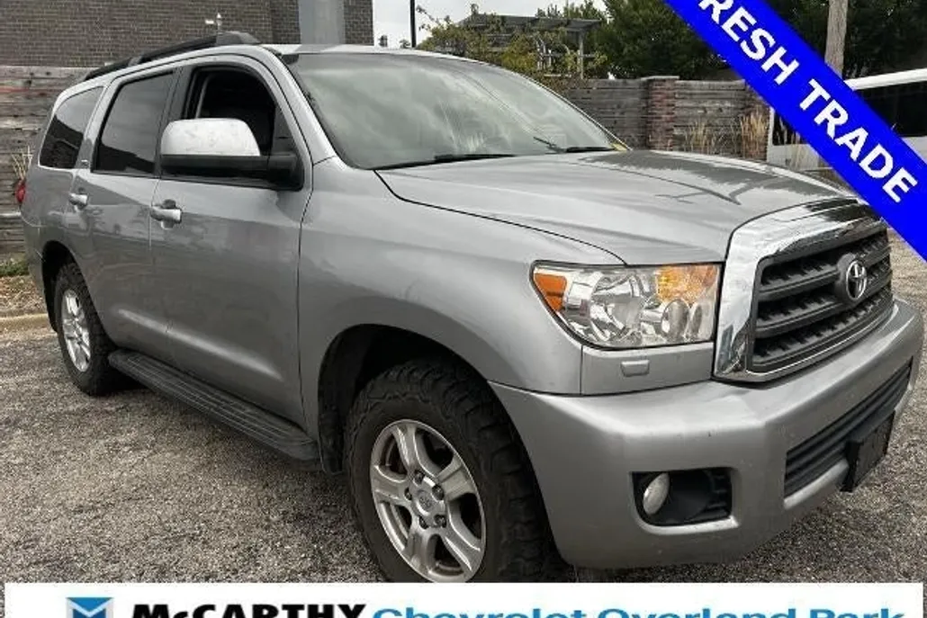 2017 Toyota Sequoia SR5 photo 1