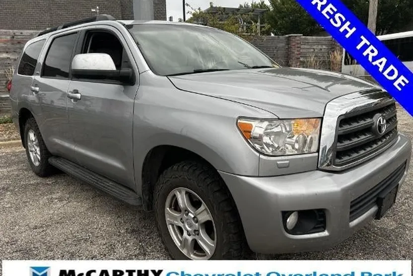 2017 Toyota Sequoia SR5 photo 1
