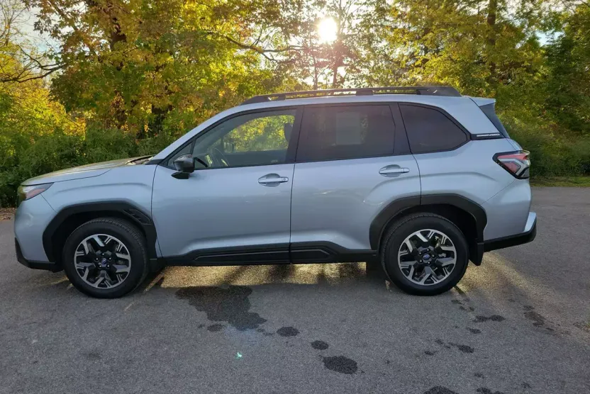 2025 Subaru Forester Premium Base photo 1