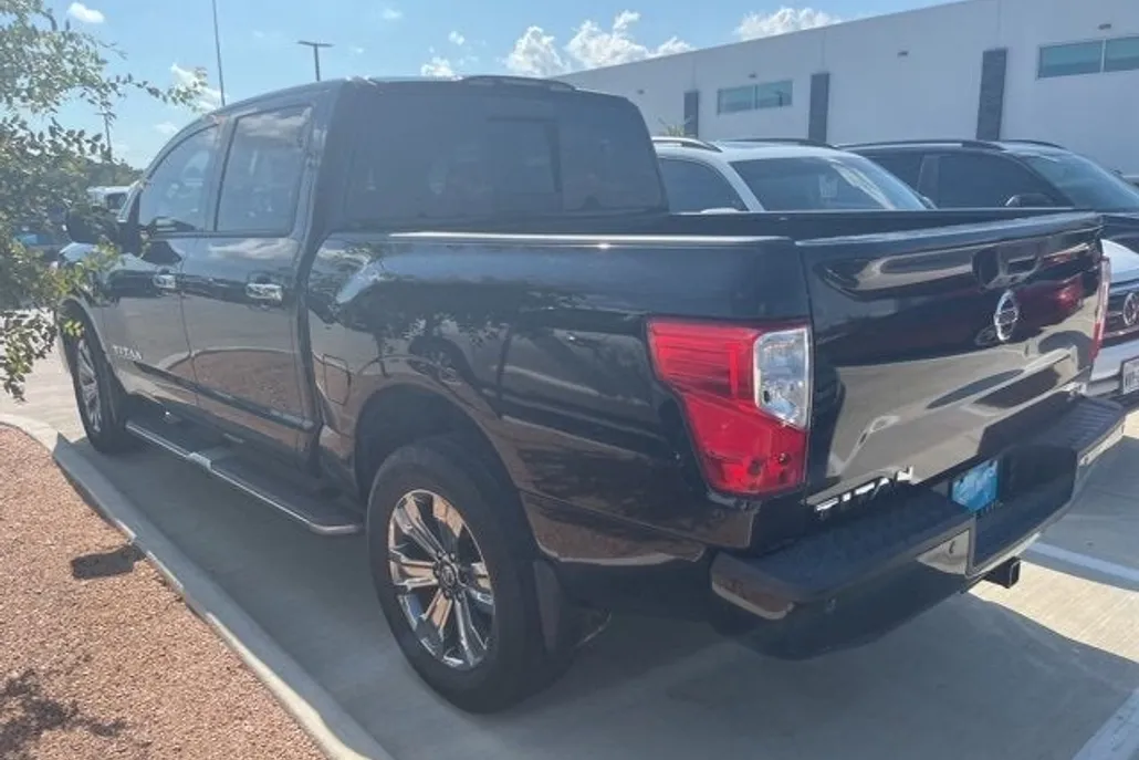2017 Nissan Titan SV photo 1