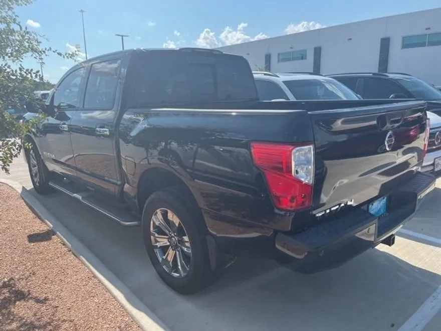 2017 Nissan Titan SV photo 1