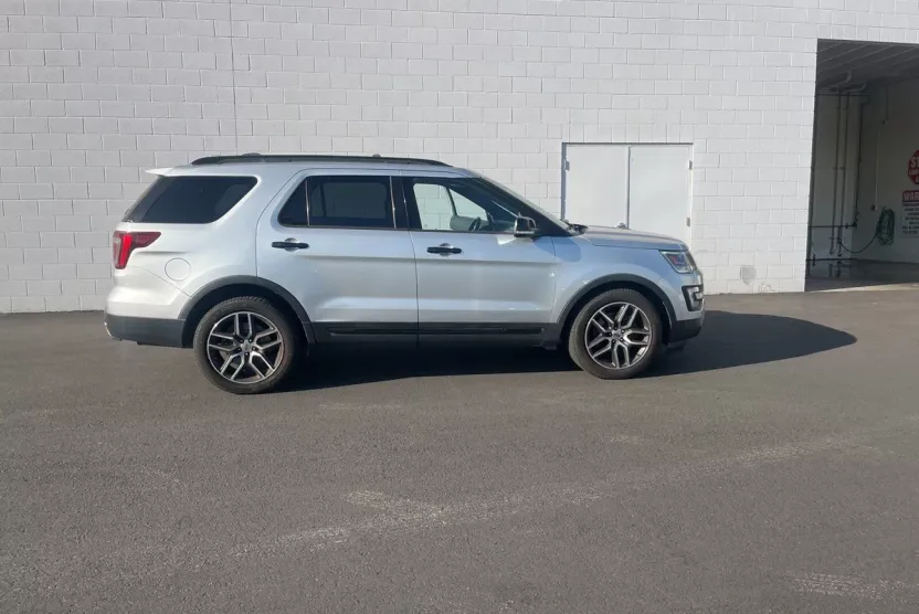 2016 Ford Explorer Sport photo 1