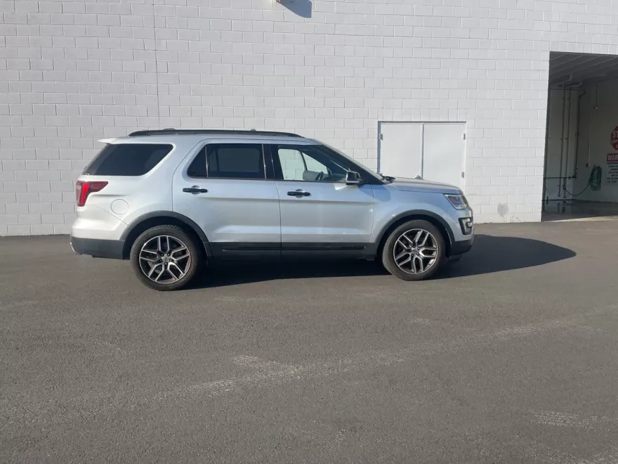 2016 Ford Explorer Sport photo 1