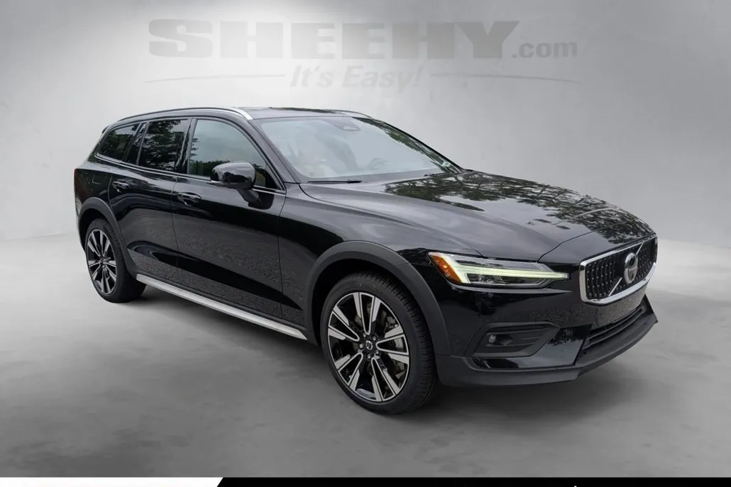 2026 Volvo V60 Cross Country B5 photo 1