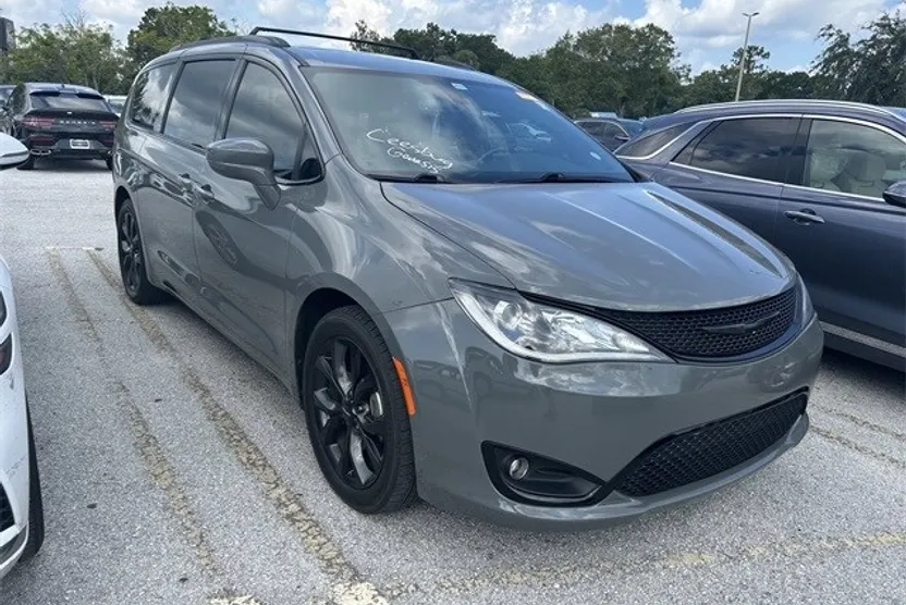 2020 Chrysler Pacifica Touring Plus photo 1