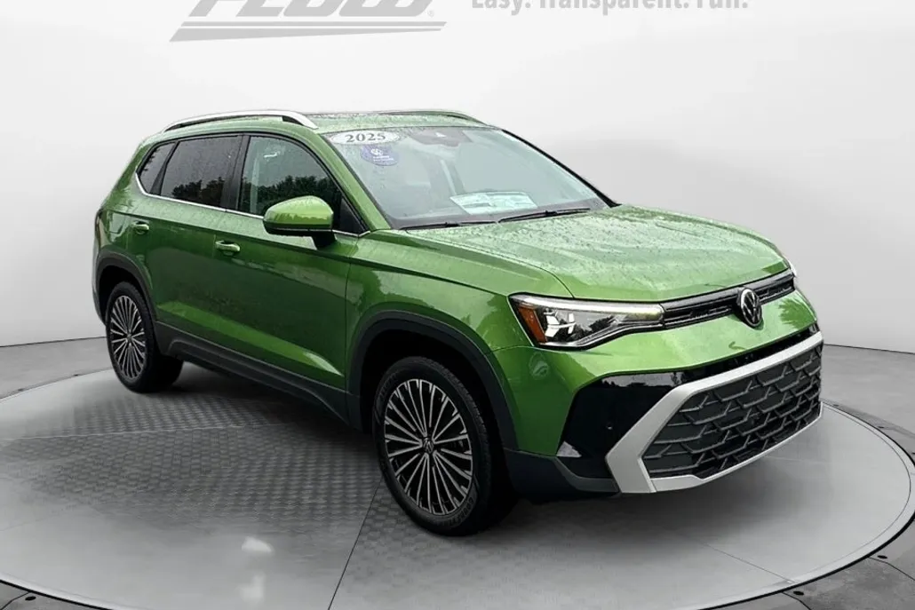 2025 Volkswagen Taos SE photo 1