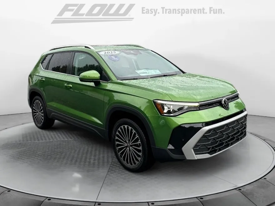 2025 Volkswagen Taos SE photo 1