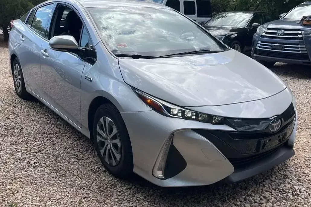 2020 Toyota Prius Prime LE photo 1