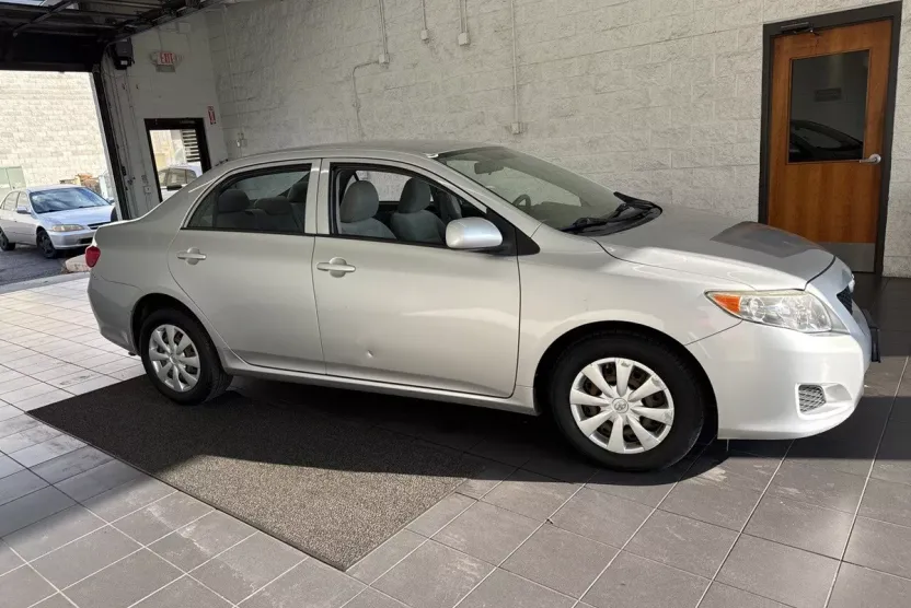 2009 Toyota Corolla LE photo 1