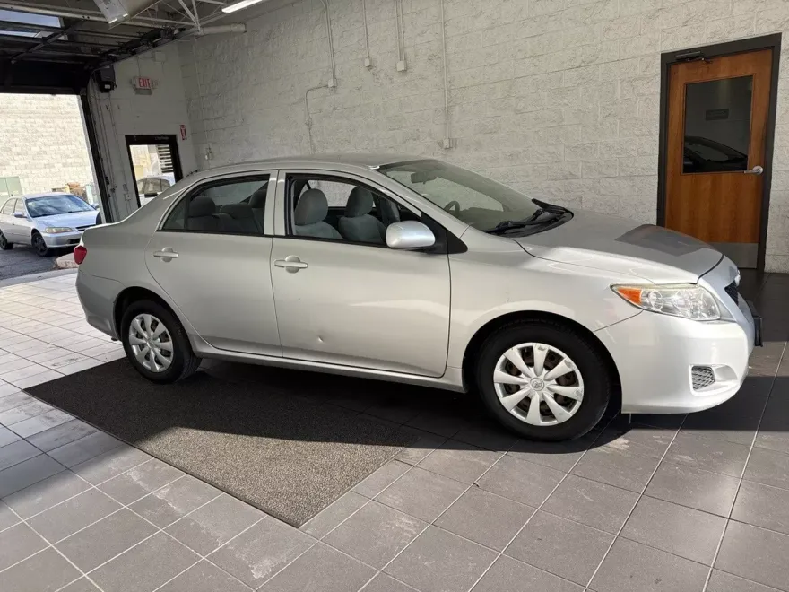 2009 Toyota Corolla LE photo 1