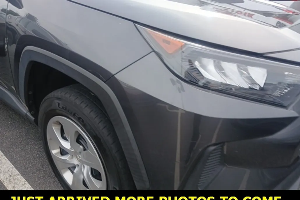 2020 Toyota RAV4 LE photo 1