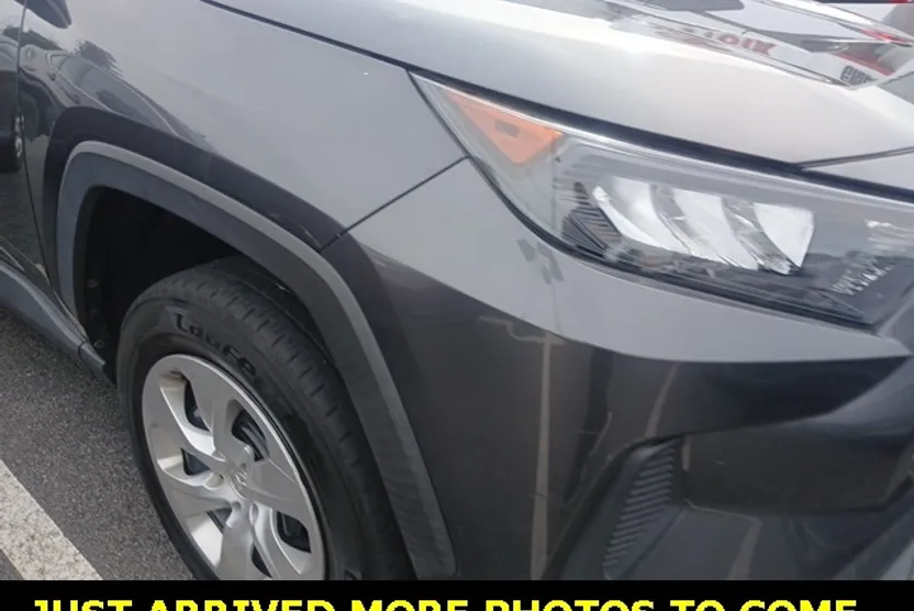 2020 Toyota RAV4 LE photo 1